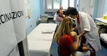 Tumori, nelle Marche 11mila casi l’anno, Aiom ‘ogni paziente si sottoponga a 5 vaccinazioni’