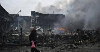 Ucraina, ancora raid su Kiev. Dalla Russia dubbi sugli Usa: “Azioni incoerenti”