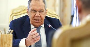 Ucraina, colpita raffineria russa. Lavrov: “Mosca vuole fine guerra per via diplomatica”