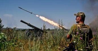 Ucraina, dalla tragedia della guerra al business della difesa: Kiev pronta a produrre armi per l’Europa