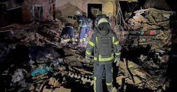 Ucraina, raid russi nella notte: a Kharkiv morti madre e figlio di 10 anni