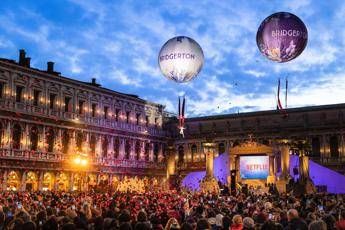 Un ballo sotto le stelle, ‘Bridgerton’ incanta Venezia e inaugura il Carnevale