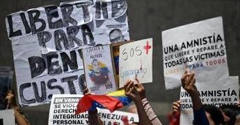 Venezuela, approvata l’amnistia per i prigionieri politici: libero l’alleato di Machado