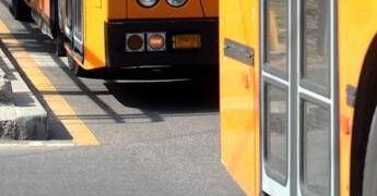 Vicenza, 15enne disabile scorda l’abbonamento a casa: autista lo fa scendere dal bus