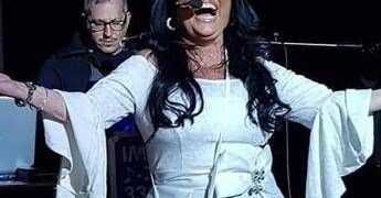 Addio a Cinzia Oscar, voce della canzone napoletana: aveva 63 anni