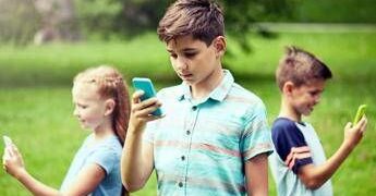 Allarme medici inglesi, ‘abuso danneggia giovanissimi, troppo tempo davanti agli schermi’