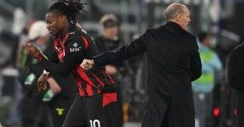 Allegri lo sostituisce, Leao ‘rifiuta’ l’abbraccio: cos’è successo in Lazio-Milan