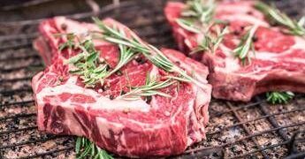Alzheimer, mangiare più carne può proteggere il cervello: lo studio