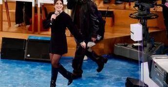 Amici, oggi domenica 8 marzo: Emma e Rkomi ospiti