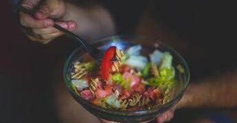 Anche la dieta mediterranea evolve, più efficace se segue l’orologio biologico: i consigli