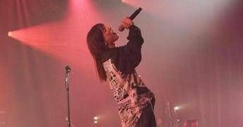 Angelina Mango torna a esibirsi, tra il pubblico di Roma c’è Maria De Filippi