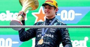 Antonelli torna in Italia e ringrazia Sinner e Tomba: “Sorpreso dalla dedica di Jannik, Alberto è leggenda”