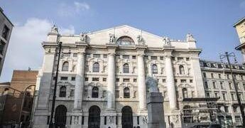 Attacco all’Iran, prezzi petrolio salgono ancora. Borse aprono in rosso