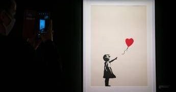 Banksy, svelata l’identità: l’artista è Robin Gunningham (ma ha cambiato nome)