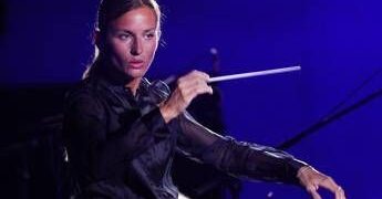 Beatrice Venezi guiderà l’orchestra del Teatro la Fenice: sarà in carica da ottobre