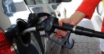 Benzina e diesel, prezzi ancora in aumento: gasolio a un passo da 2,1 euro