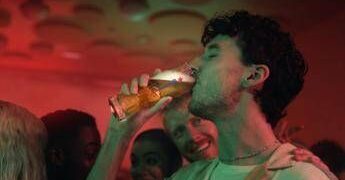 Birra Heineken lancia nuova campagna su scelta analcolica