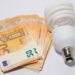 Bollette luce, aumenti in arrivo per i vulnerabili. Consumatori: “+45 euro all’anno, una Caporetto”