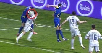 Bosnia-Italia: fallo di mano di Dzeko sul gol del pari, poi gli azzurri reclamano un’espulsione. Cos’è successo