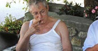 Bossi, la canottiera che cambiò la politica: l’estate 1994 del leader della Lega in Sardegna