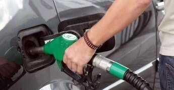 Carburante, pressing su governo per taglio immediato accise ma serve dl in Cdm
