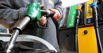 Carburanti, diesel e benzina sempre più cari: fino a 12 euro in più per il pieno