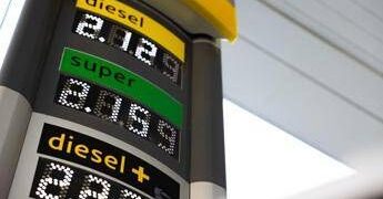 Carburanti, ecco ‘corsa’ dei prezzi in Europa: in Italia aumenti inferiori
