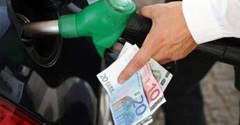 Carburanti, nuova ondata di rialzi: il gasolio torna sopra i due euro a litro