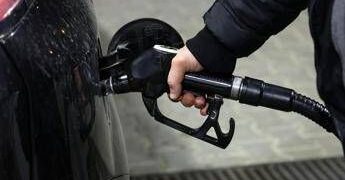 Carburanti, prezzo di benzina e diesel in rialzo: gasolio oltre i 2 euro