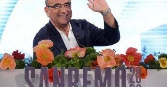 Carlo Conti compie 65 anni e festeggia anche un Sanremo che ha convinto tv e social