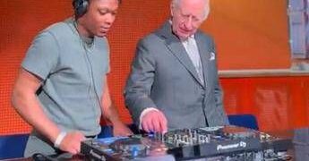 Carlo III cambia ruolo, da sovrano a DJ. E il risultato è incredibile