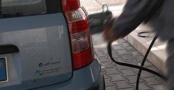 Caro carburanti, taglio delle accise ma prezzi benzina e diesel salgono ancora: cosa succede