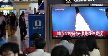 Corea del Nord lancia 10 missili verso il Mar del Giappone: tensione con Usa e Seul