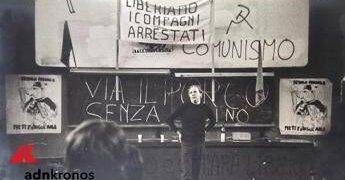 Dario Fo e l’attivismo politico nel ’74, il fotografo Bordoni: “Nei miei scatti la sua magia” – Le immagini inedite