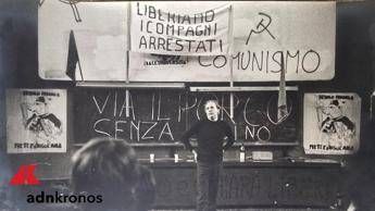 Dario Fo e l’attivismo politico nel ’74, il fotografo Bordoni: “Nei miei scatti la sua magia” – Le immagini inedite