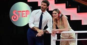 De Martino al concerto di Rosalía, al suo fianco Brenda Lodigiani: amore o amicizia?