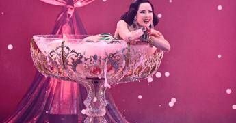 Dita Von Teese: “Il burlesque oggi è potere, non solo seduzione”