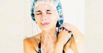 Doccia tutti i giorni? Non sempre fa bene: rischio prurito, pelle screpolata e micro taglietti