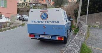 Donna uccisa a coltellate in casa a Genova, il figlio: “Non ricordo nulla”