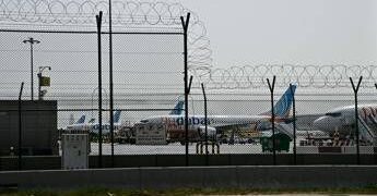 Dubai, aeroporto riapre dopo stop per droni Iran: primi voli stasera