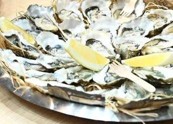 Epatite A, nuovi casi a Napoli: 53 ricoveri all’ospedale Cotugno dopo il consumo di frutti di mare crudi