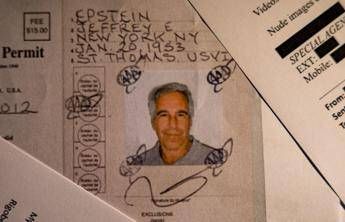 Epstein e il mistero della guardia giurata, i punti oscuri sull’ultima persona ad averlo visto vivo