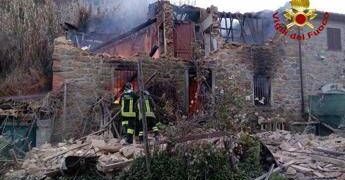 Esplosione in una palazzina a Pescia: si cerca un uomo disperso