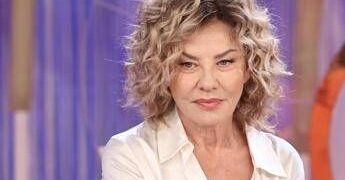 Eva Grimaldi operata d’urgenza: “Ho rischiato la vita per la protesi”