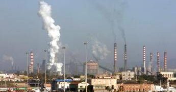 Ex Ilva, Urso: “Negoziato verso svolta. Da Arcelor Mittal azione sistematica di saccheggio”