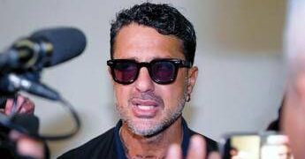 Fabrizio Corona e figlio minacciati, auto dell’ex re dei paparazzi presa a colpi di catena