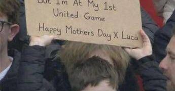 Festa della mamma… allo stadio, tifoso United: “Scusa, è la mia prima partita”