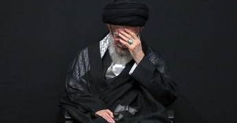 Figlio e successore di Khamenei “curato per mesi in Uk per impotenza”: il documento degli 007 Usa