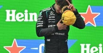 Formula 1, Antonelli in lacrime dopo il trionfo nel Gp di Cina: “Lo avevo promesso all’Italia”