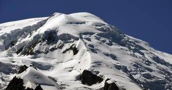 Frana sul massiccio del Monte Bianco, morto alpinista italiano